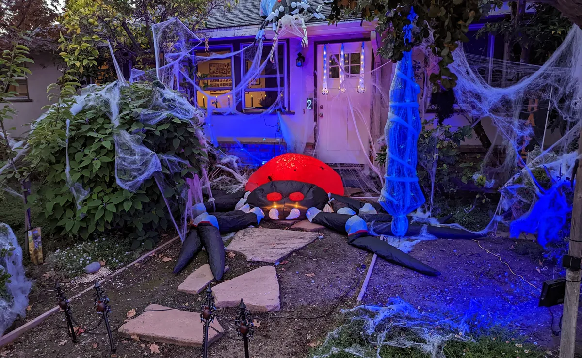 Ein Nachbar hat seinen Vorgarten für Halloween geschmückt