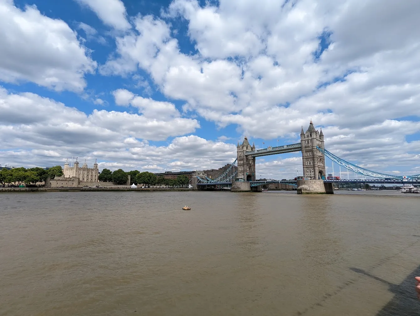 Blick über die Themse mit der Tower Bridge und dem Tower of London